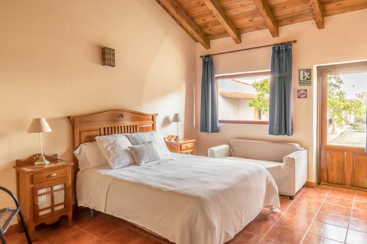 Eco-Lodge En La Reserva Privada Campanarios De Azaba - Proyecto De Conservacion Espeja ภายนอก รูปภาพ