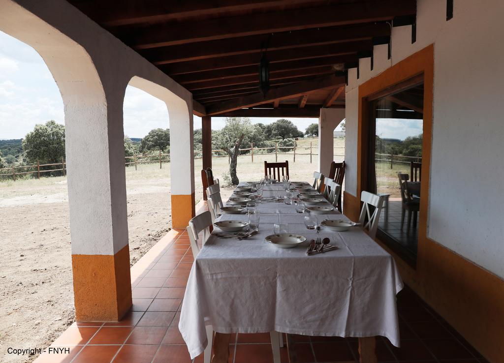 Eco-Lodge En La Reserva Privada Campanarios De Azaba - Proyecto De Conservacion Espeja ภายนอก รูปภาพ