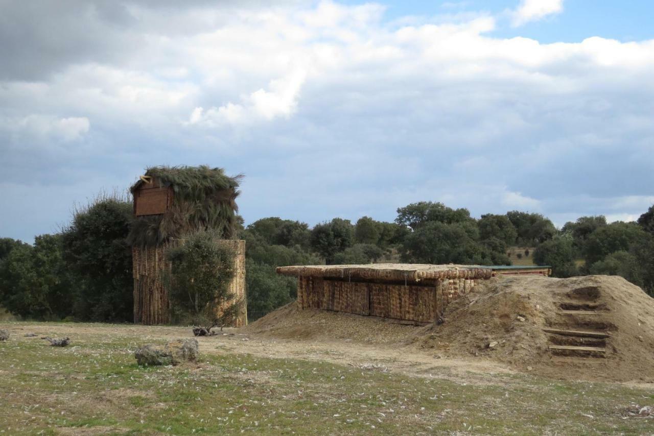Eco-Lodge En La Reserva Privada Campanarios De Azaba - Proyecto De Conservacion Espeja ภายนอก รูปภาพ
